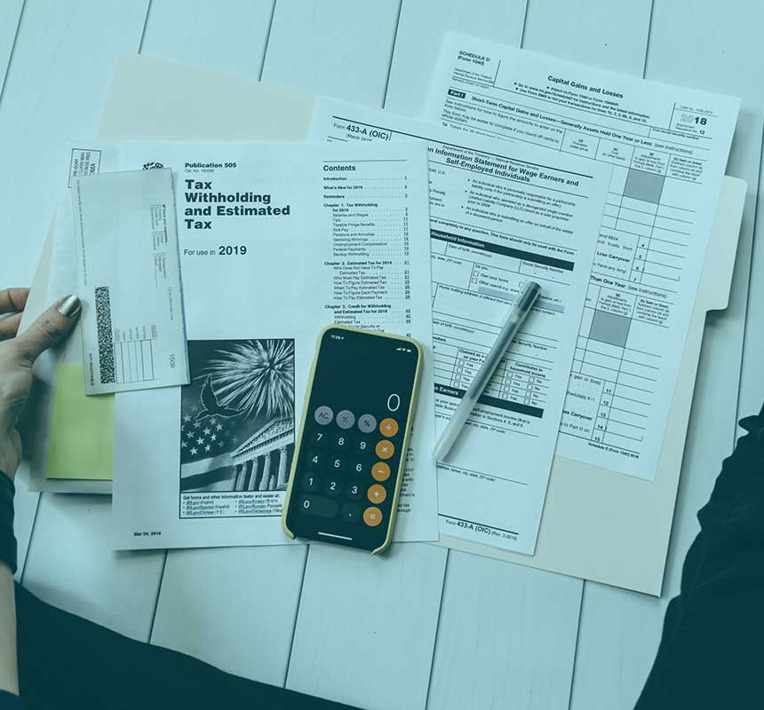 budget plan banner showing invoices, calculator and a budget planner